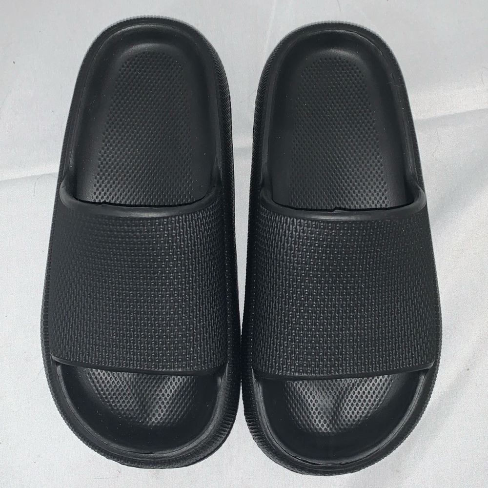 BLACK SLIPPERS